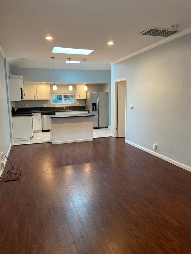 Building Photo - Beautiful 2 Bdrm, 1 Bath Downtown Sac Remodel!
