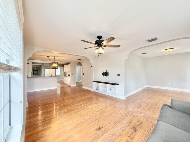 Building Photo - 909 W Fribley St