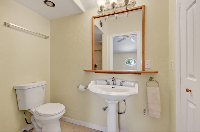 Building Photo - 817 N Palmway