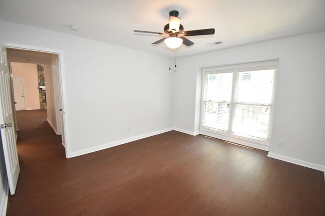 Building Photo - 2 Bedroom and 2 Bath Condo (No Pets)