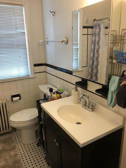 Full upper-level bathroom - 519 N Payne St