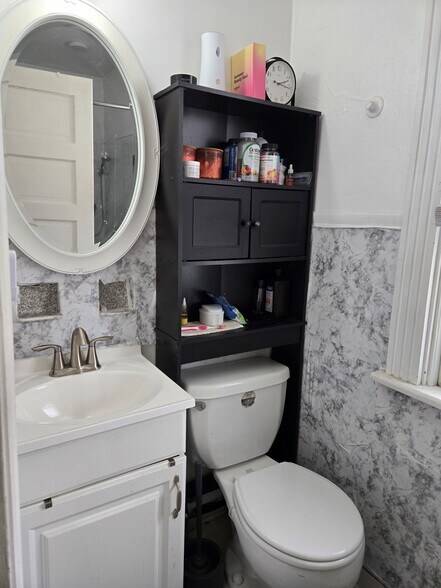 Bathroom - 318 W McMillan St