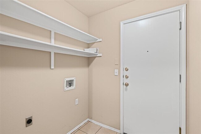 Building Photo - 716 Meadow View Dr