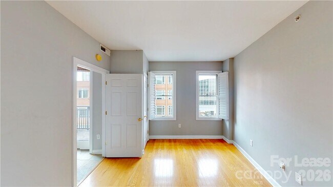 Building Photo - 718 W Trade St