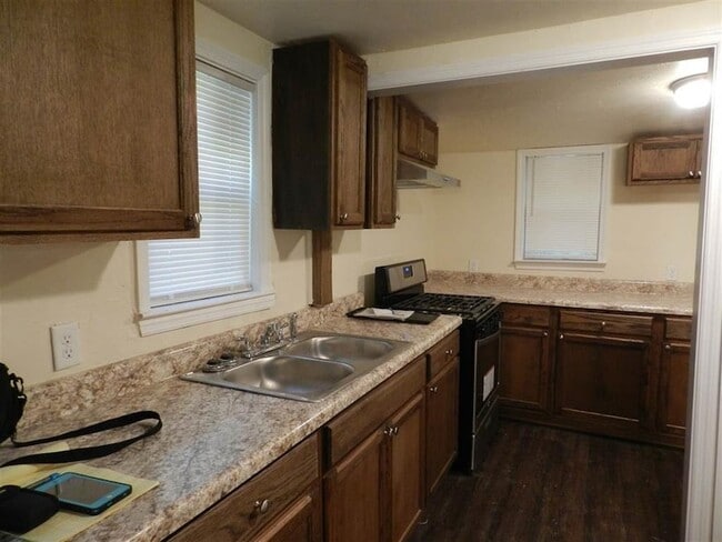 Building Photo - 3015 Thomas Dr