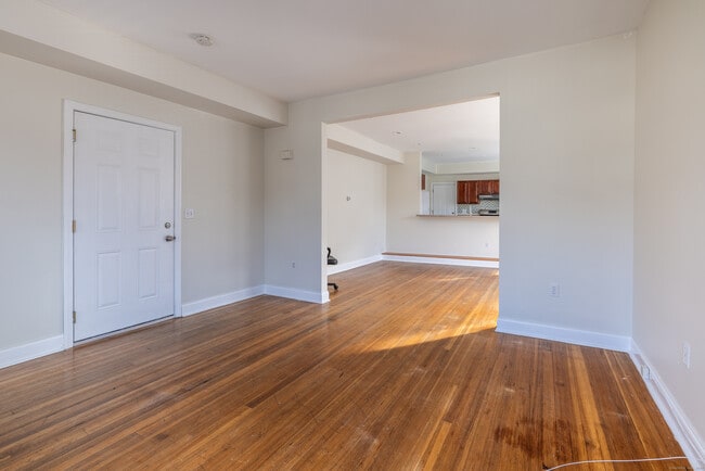 Building Photo - 25 Hunting St