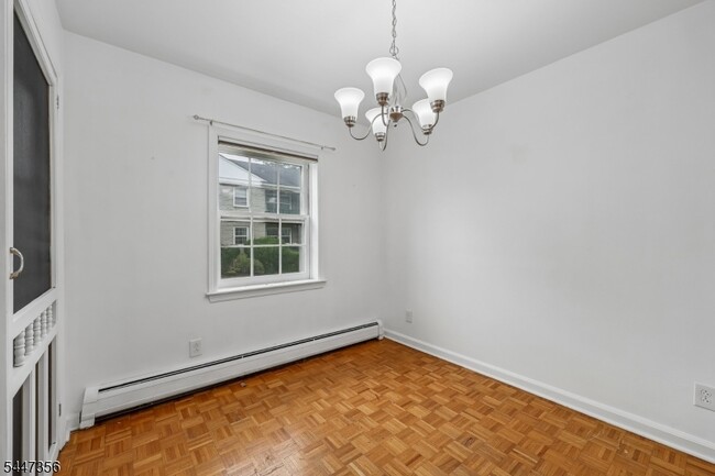 Building Photo - 135 S Maple Ave