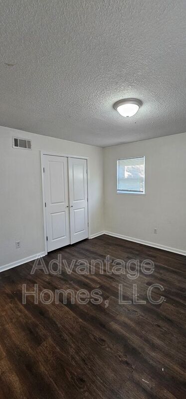 Building Photo - 702 N 70th St