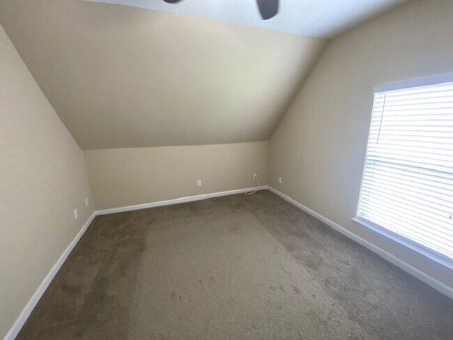 Building Photo - Updated 3 bed 2 bath house