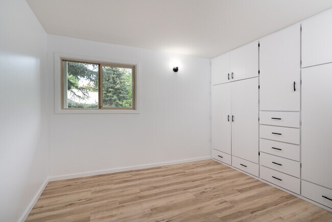 Building Photo - 121 Pinewood Ln