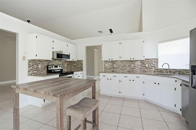 Building Photo - 14305 Tennyson Dr
