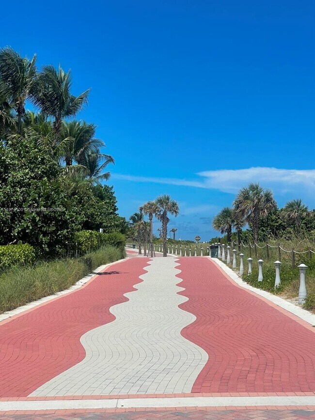 Building Photo - 5001 Collins Ave