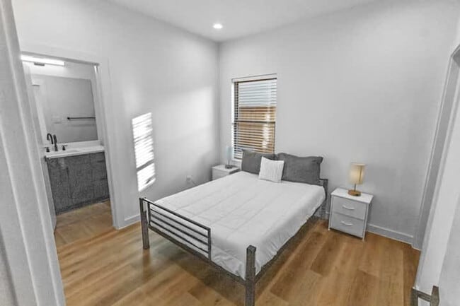 Building Photo - 6740 Peerless St