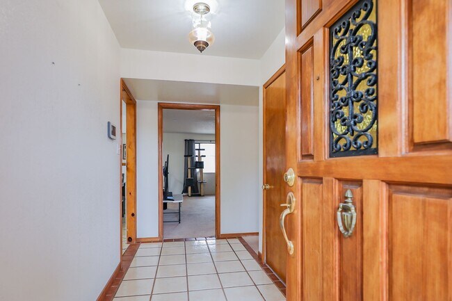 Building Photo - Spacious 3 Bedroom 2 bath with Solar Panels