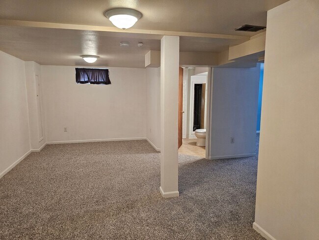 Building Photo - 915 W 28th St