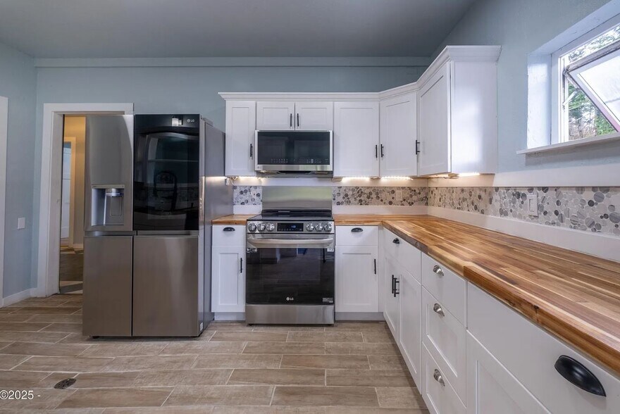 shared kitchen - 432 N Yodel Ln