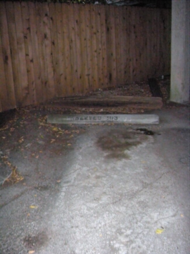 Building Photo - HYDE PARK TERRACE - NORTH CAMPUS - PRIVATE UPDATED 1 BEDROOM FOR AUGUST 2026 PRE-LEASE