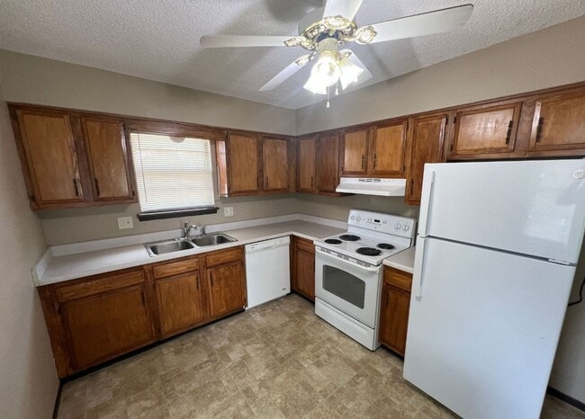 Building Photo - Spacious Duplex with Finished Basement & G...