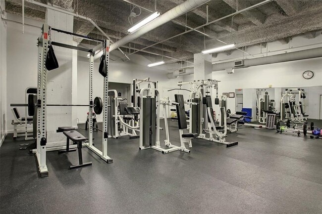 Building Photo - 914 N Main St