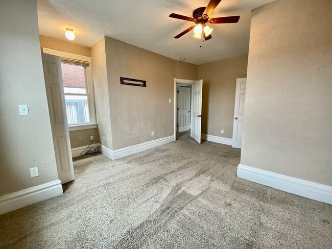 Building Photo - 2335 Sarah St