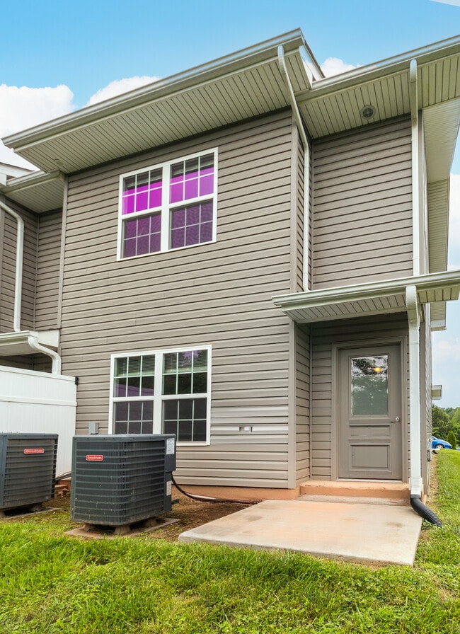 Building Photo - 926 Warrior Hill Dr