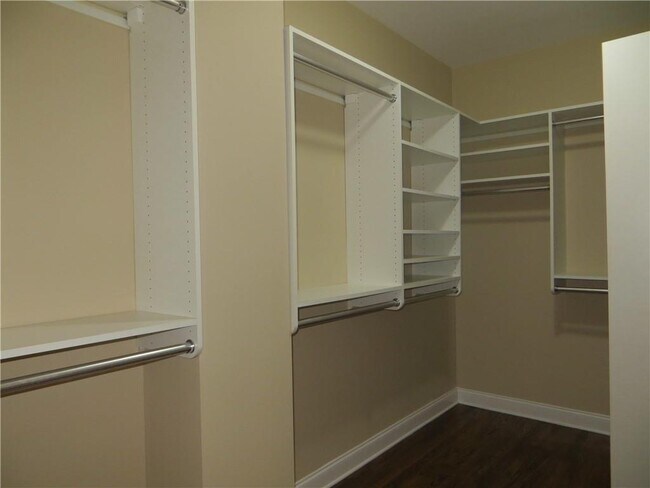 Building Photo - 131 W Ridge Way