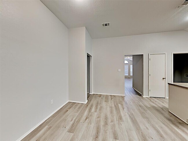 Building Photo - 705 W Colony Dr
