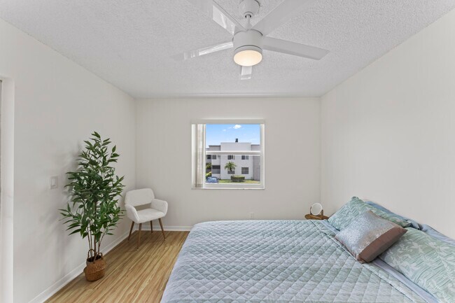 Building Photo - 230 Normandy Ln