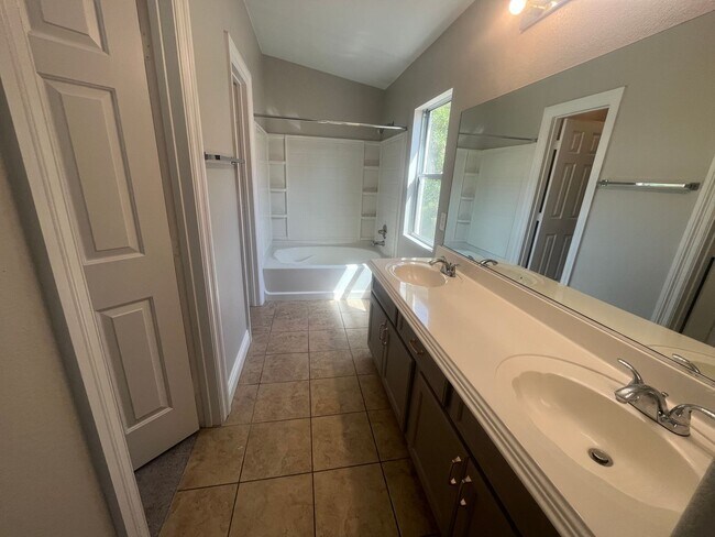 Building Photo - 2 bedroom 2 bath condo Gated community Nor...