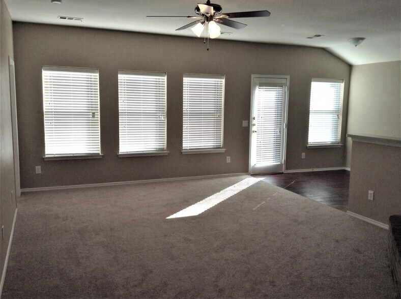 Building Photo - 308 Lake Travis Dr