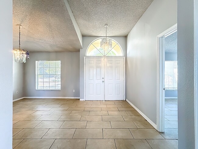 Building Photo - Spacious 4-Bedroom Retreat with 2 Baths in Brandon - 2103 Sq. Ft. of Comfort Awaits!