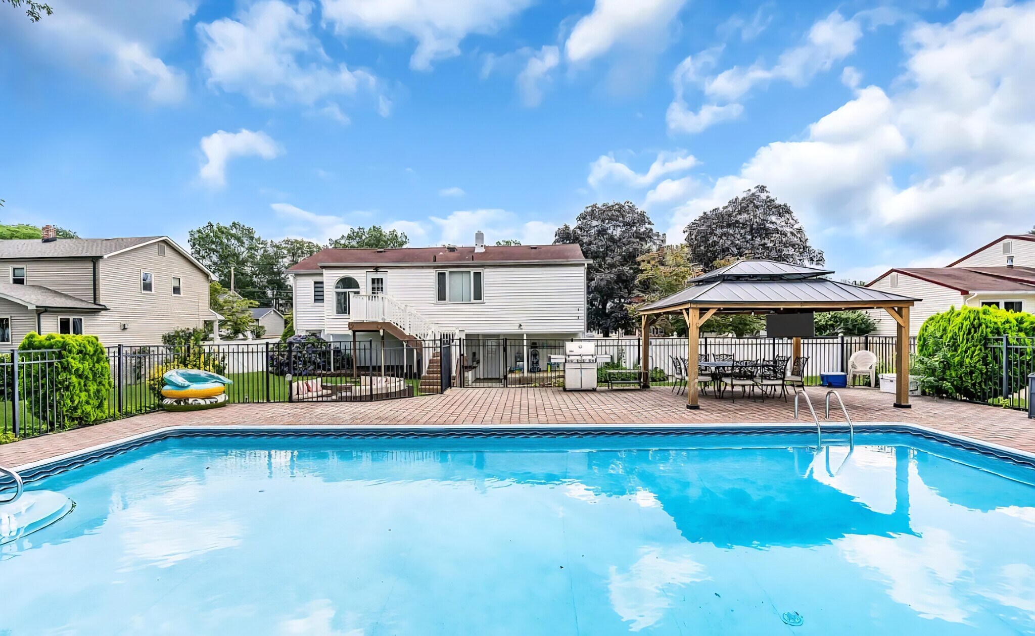 Building Photo - 15 Windsor Rd