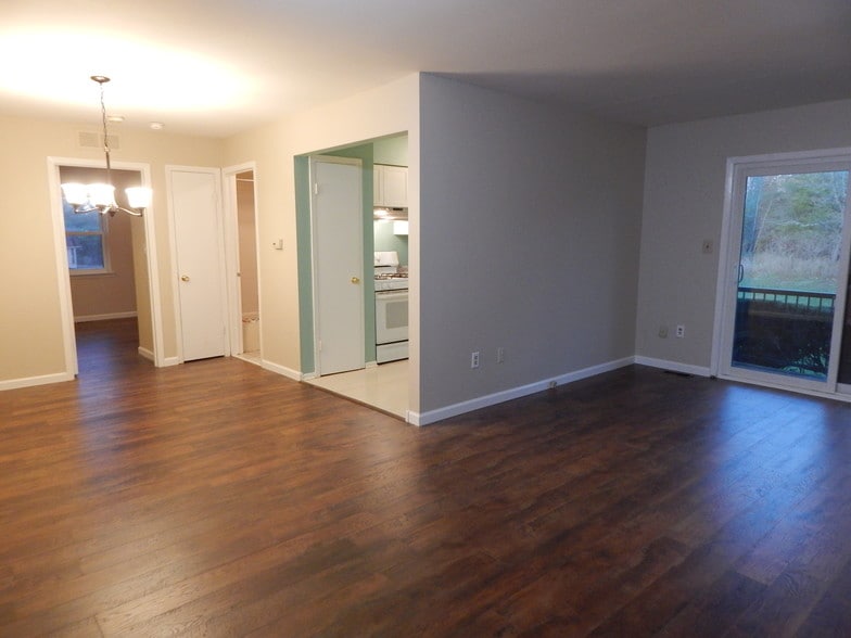 large living /dining room combo - 1103 Normandy Ct