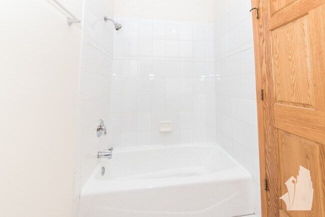 Building Photo - 2539 N Southport Ave