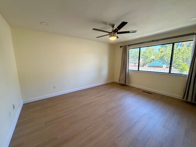 Building Photo - Spacious 3 Bed 2.5 Bath in Newark!