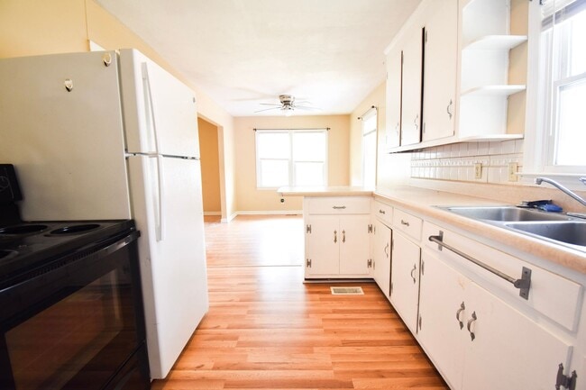 Building Photo - Coming Soon! 3 Bedroom 1 Bathroom - Pets Considered