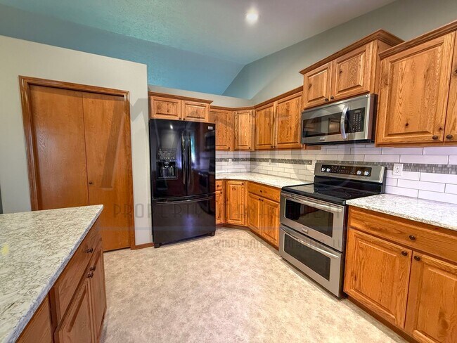 Building Photo - Spacious Eagle Ridge Home