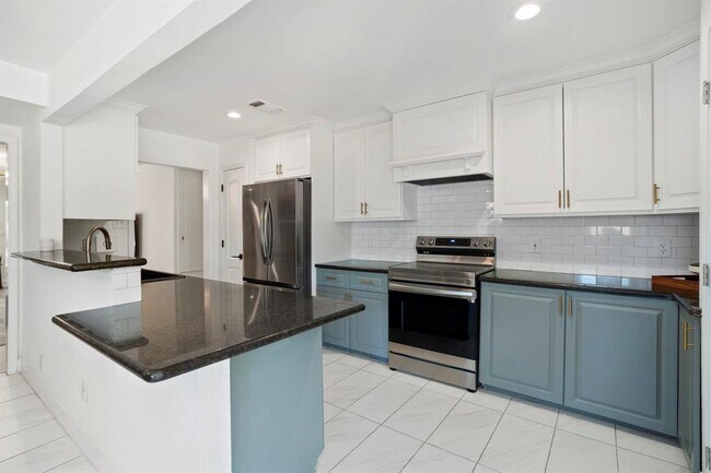 Building Photo - 8537 Panatella Dr