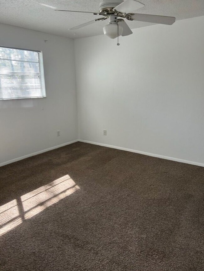 Building Photo - Well maintained 2/2 condo in 55+ community