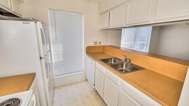 Building Photo - 10102 Waterstone Dr