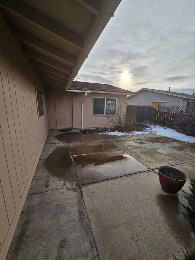 Building Photo - Updated 2 bedroom/1 bathroom apartment wit...