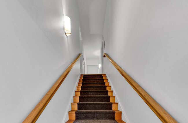 Building Photo - Modern 2 Bed / 2.5 Bath Condo with Office ...
