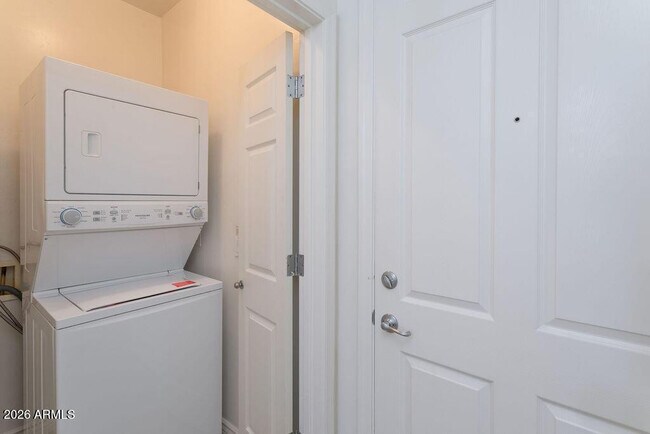 Building Photo - 5450 E Deer Valley Dr