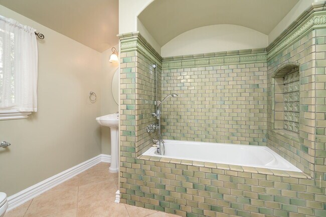 Building Photo - 14972 Camarosa Dr