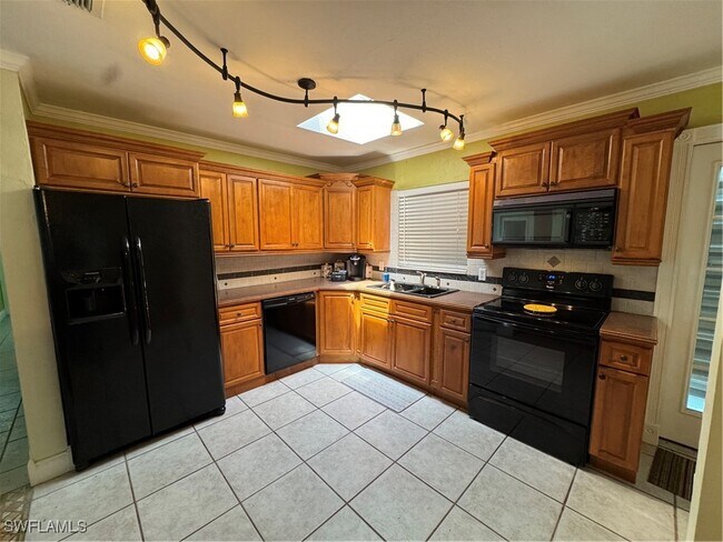 Building Photo - 341 Duxbury Ave