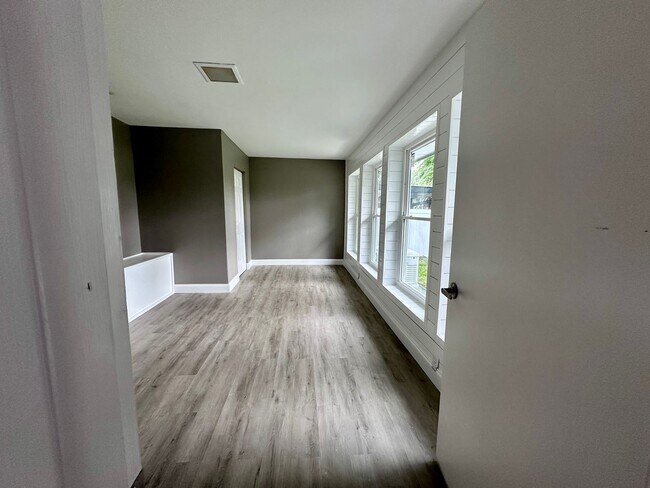 Building Photo - 5400 Lake Jessamine Dr