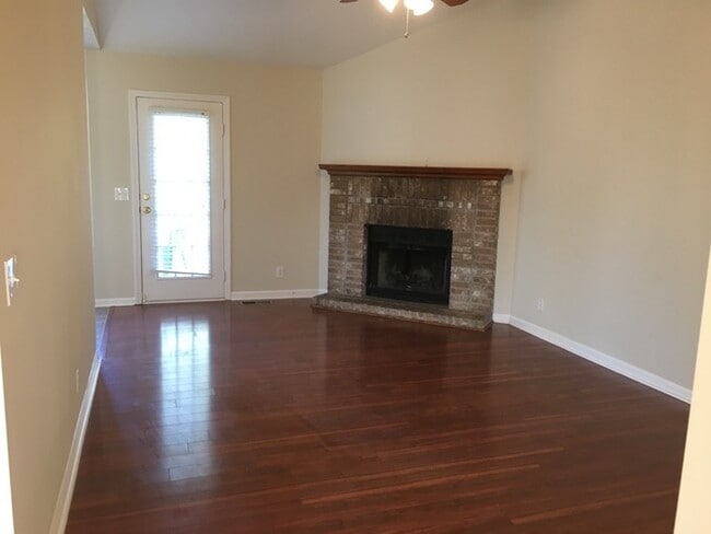 Building Photo - 4 Bedroom 2 bath home off Bell Rd Available !