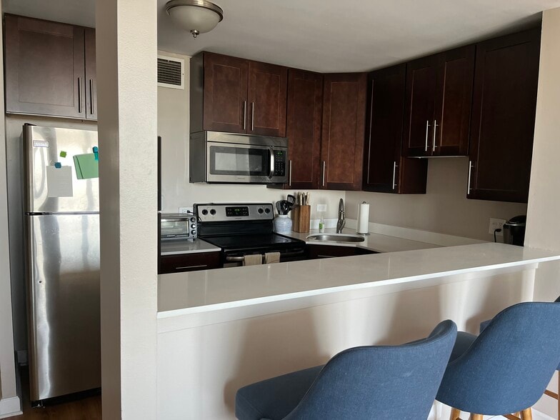 Kitchen Breakfast Bar - 1636 N Wells St