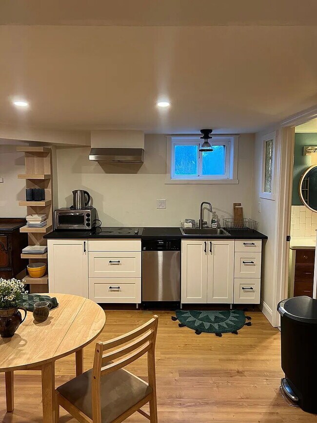 Building Photo - Charming Garden-Level 1BR/1BA Apartment Available January 1st