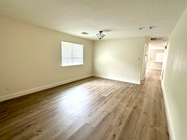 Building Photo - 3 bed 2 Bath in Sienna